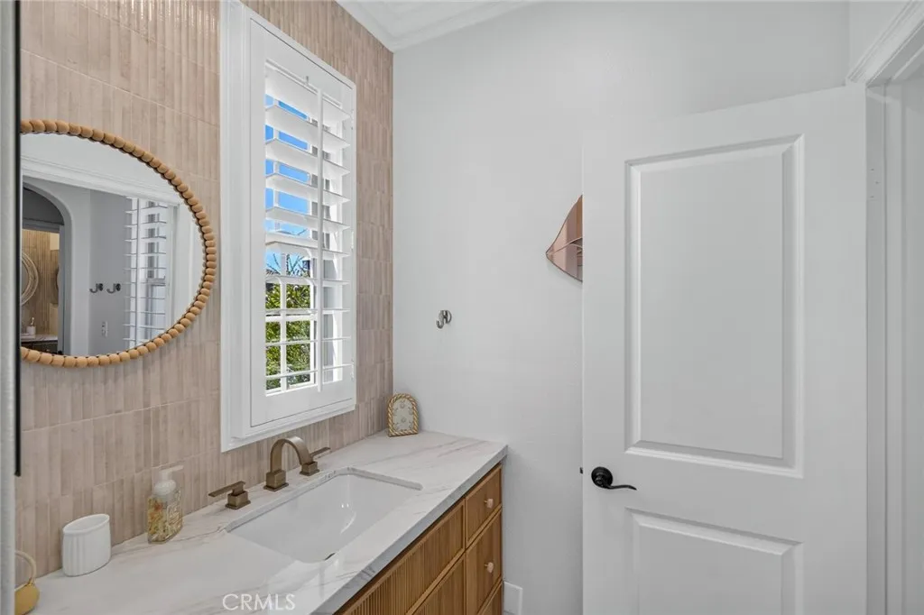 Jack and Jill Bathroom between bedrooms #4 and #5