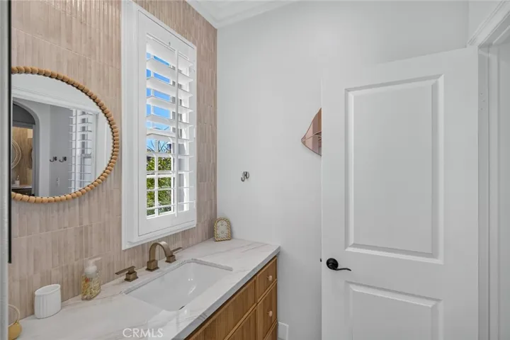 Jack and Jill Bathroom between bedrooms #4 and #5