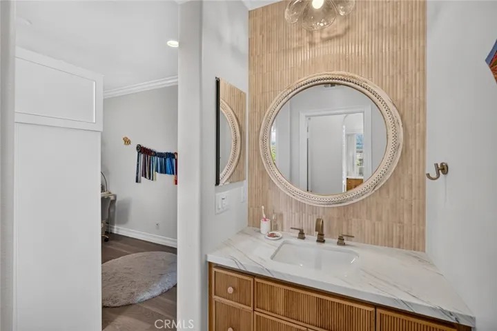 Jack and Jill Bathroom between bedrooms #4 and #5