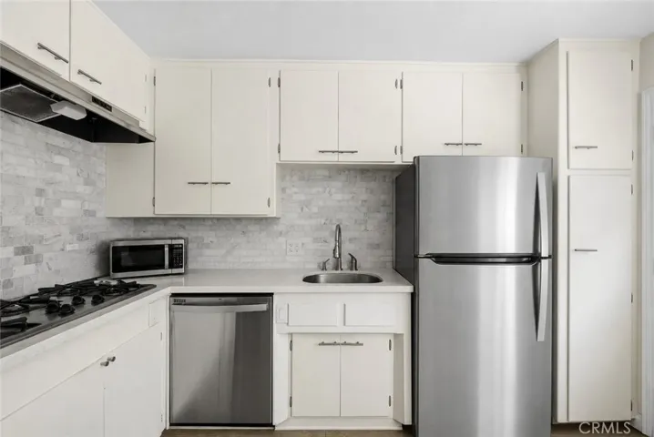 Middle Unit- 1 bedroom-Digital Edit - clutter removed