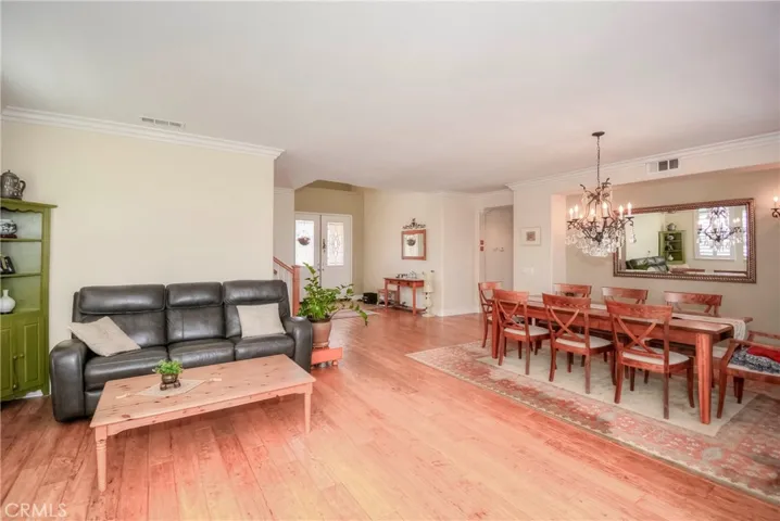 Livingroom with Dining room