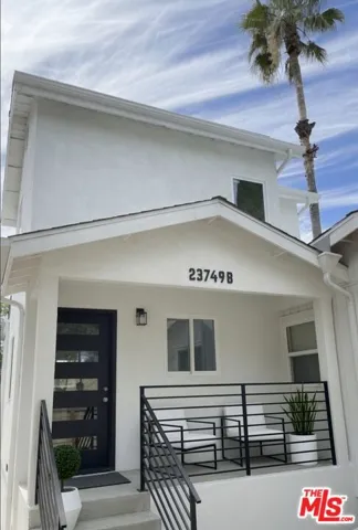 Private Front Entrance With Ya