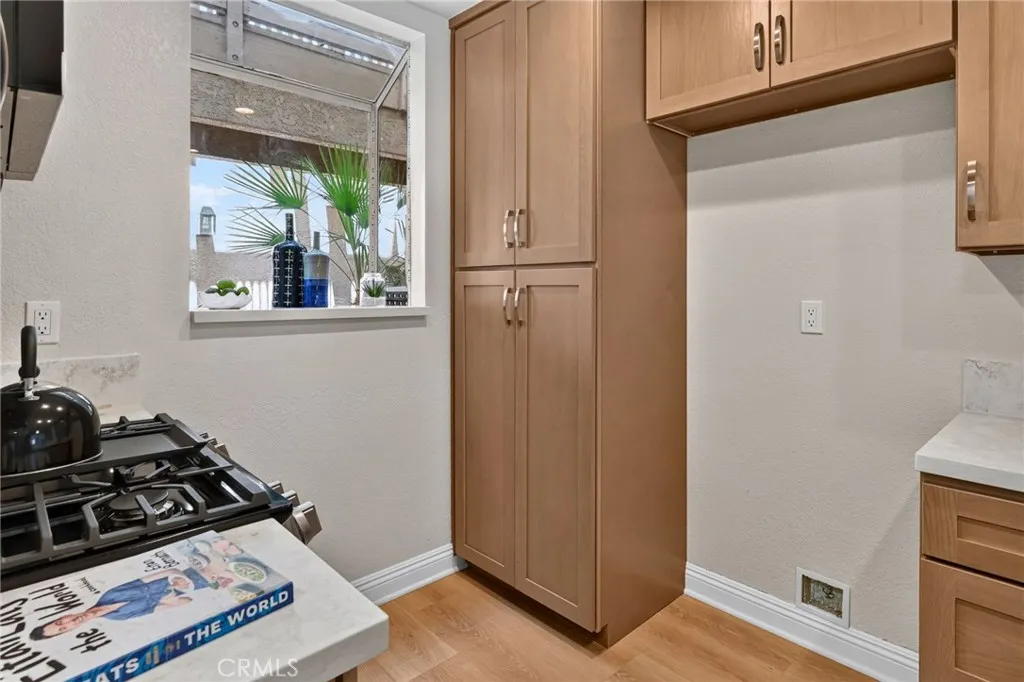 A nice garden window in the kitchen