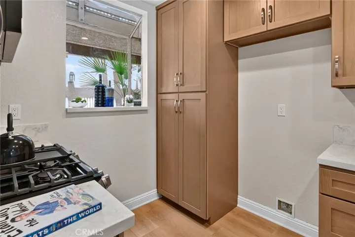 A nice garden window in the kitchen