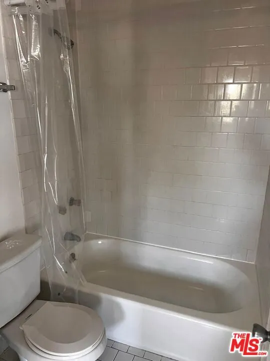 UNIT D 5th ave bathroom