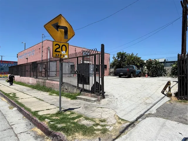 6130 S Van Ness, Los Angeles, California 90047 — photo 4