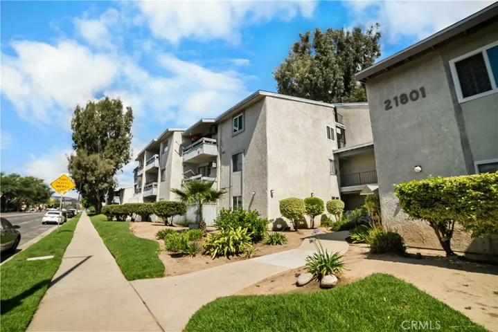 Welcome to 21801 Roscoe st #206