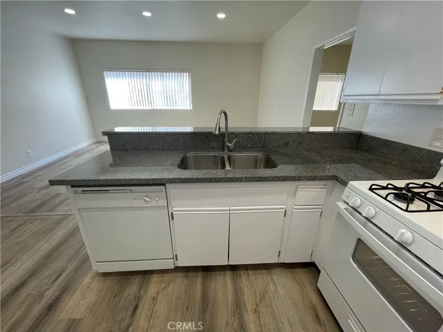 11459 Collins, North Hollywood, California 91601 — photo 5