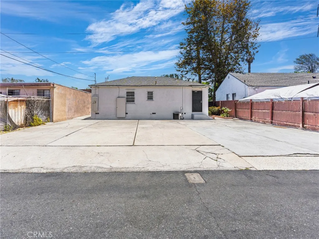 Ample parking off this back alley entrance. Ample parking off this back alley entrance.