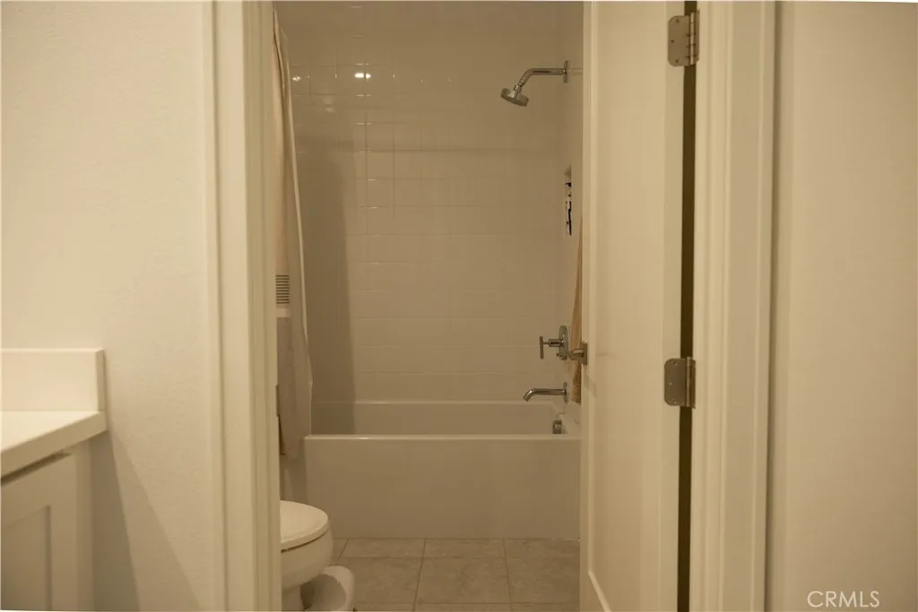 Upstairs Full Bathroom