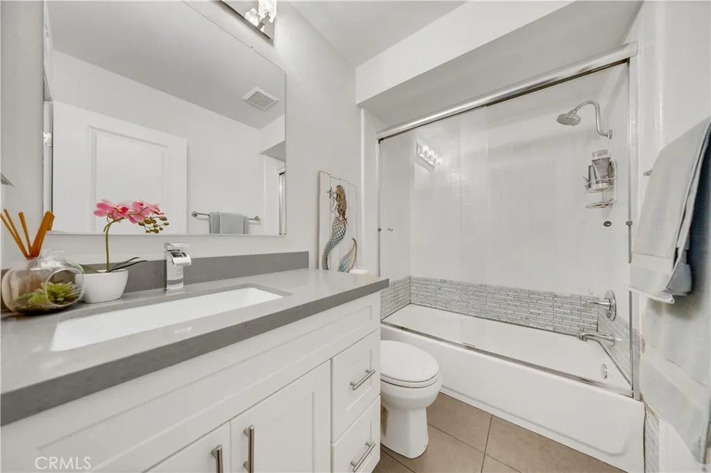 Upstairs Full Bathroom