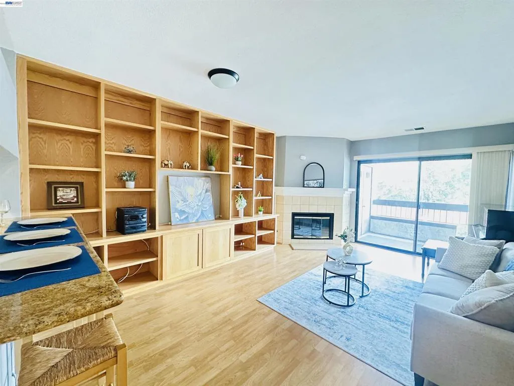 320 N Villa Way