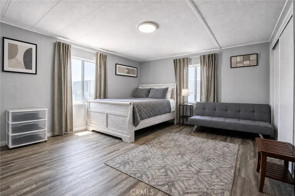 Large primary bedroom.