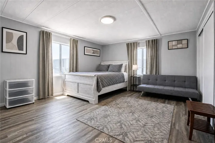 Large primary bedroom.