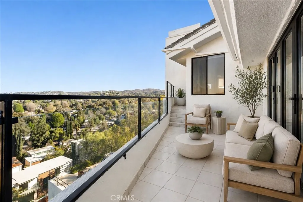 5226 Medina Road, Woodland Hills, California 91364 — photo 5