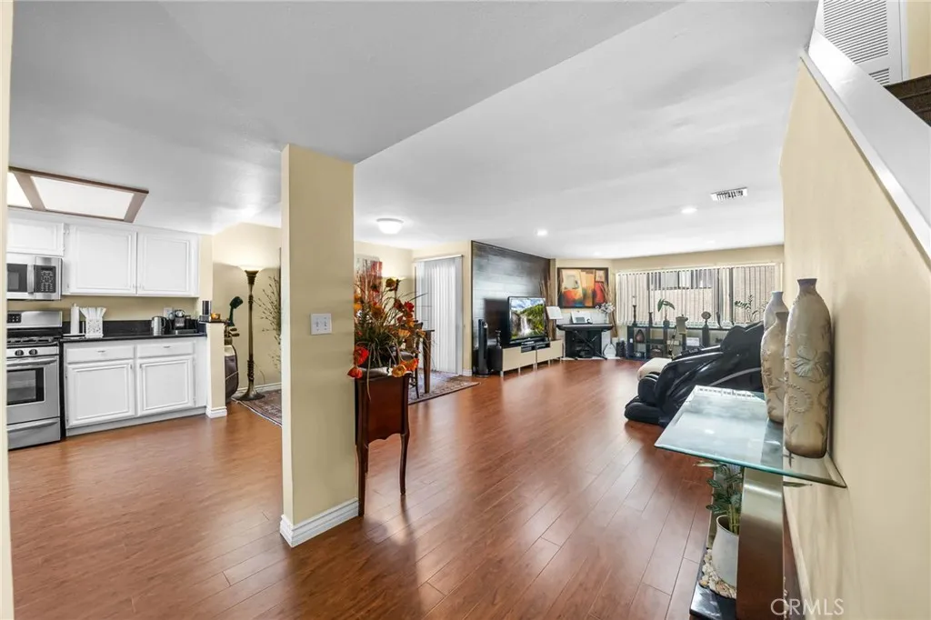554 E San Jose 203, Burbank, California 91501 — photo 4