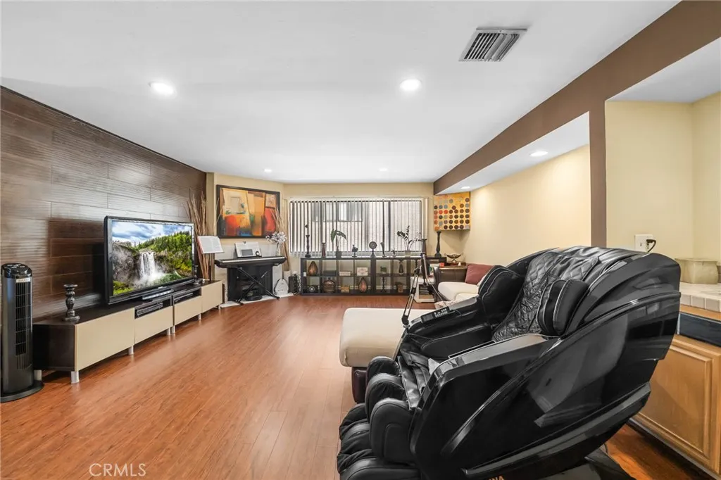 554 E San Jose 203, Burbank, California 91501 — photo 5