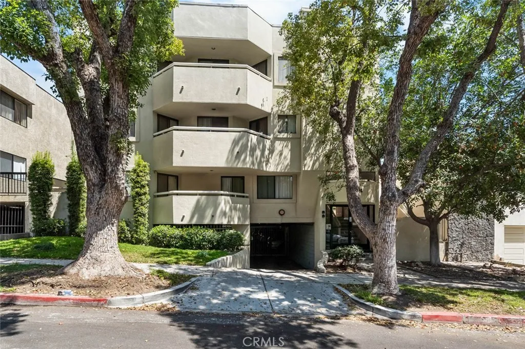 554 E San Jose 203