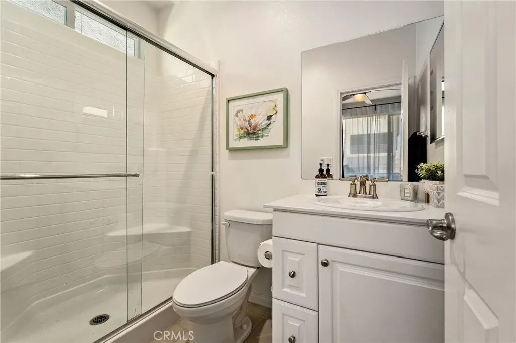 1st Floor Full Bathroom
