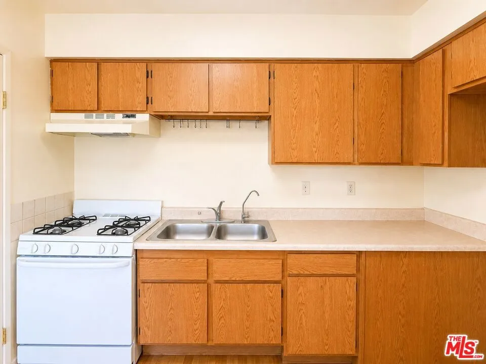 810 S Berendo Street, Los Angeles, California 90005 — photo 5