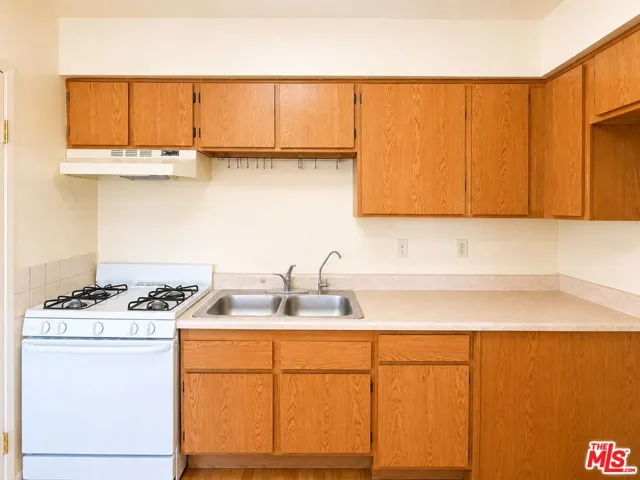 810 S Berendo Street, Los Angeles, California 90005 — photo 5