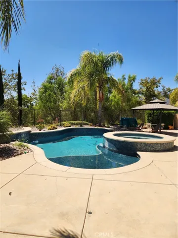 Huge backyard with pool and jacuzzi