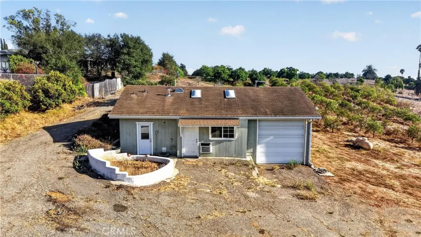  UNIT  #2   OLDER  1  BED  ROOM NEEDS  WORK  GREAT  FOR  RANCH  HAND.