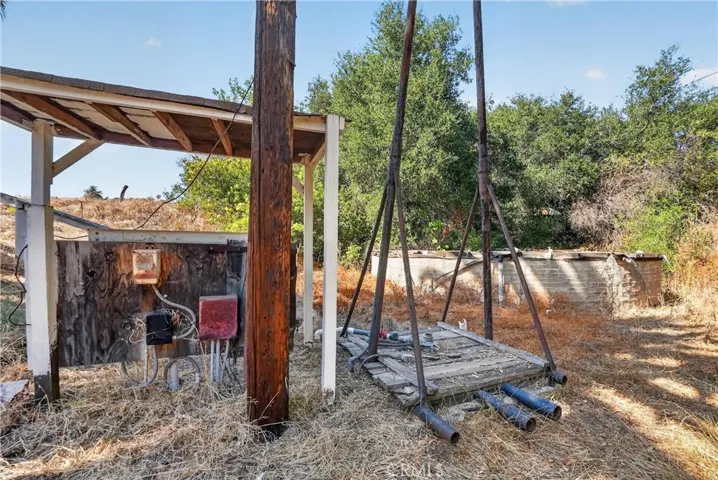 EXISTING WATER WELL ON 20  ACRE PARCEL PAN HANDEL 70 GPM  86' DEEP OLD  CISTERN  BEHIND.