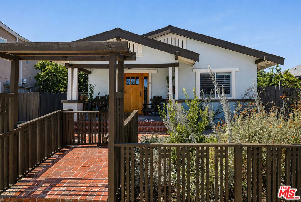 933 Walnut Ave
