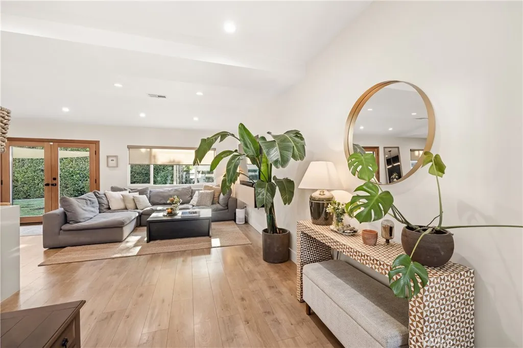 7247 Genesta, Los Angeles, California 91406 — photo 5