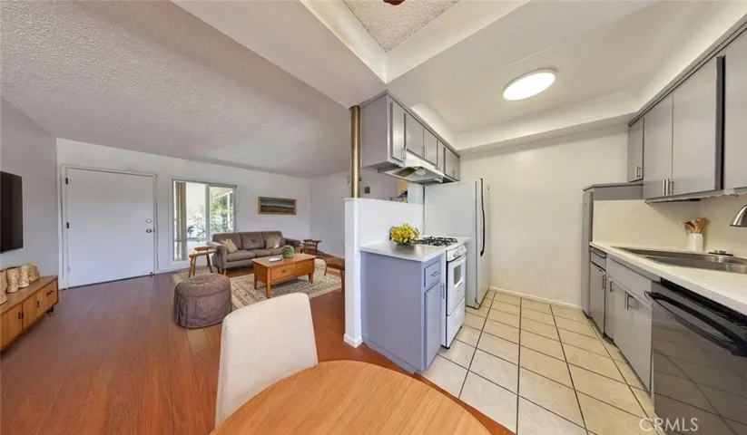 Photos may include virtual staging and / or alternation for visualization purposes.