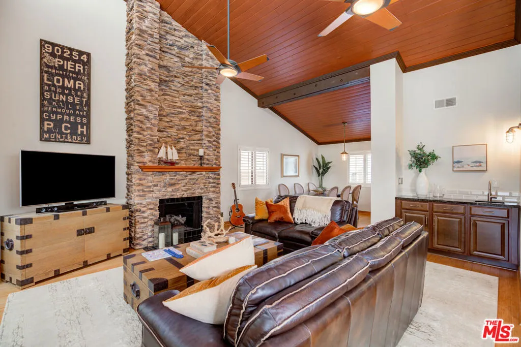 1106 Loma Dr