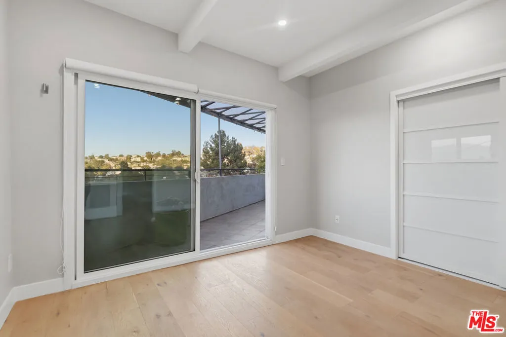 Primary bed w/ balcony