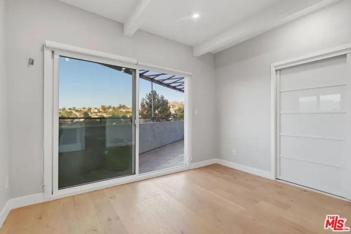 Primary bed w/ balcony