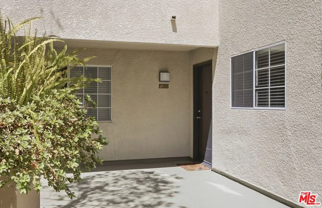 5535 Canoga Ave