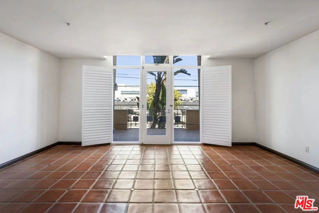 Furst floor,  storefront entry