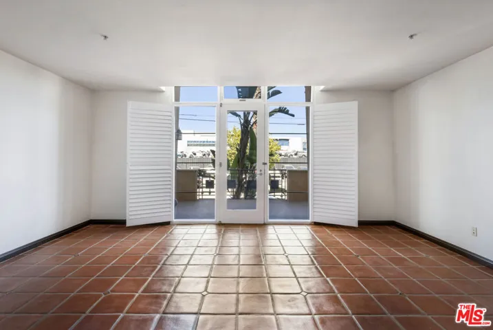Furst floor,  storefront entry