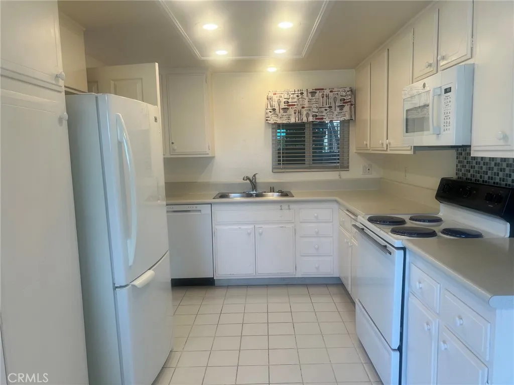 Large kitchen, lots of counterspace and cabinets