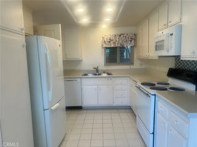 Large kitchen, lots of counterspace and cabinets