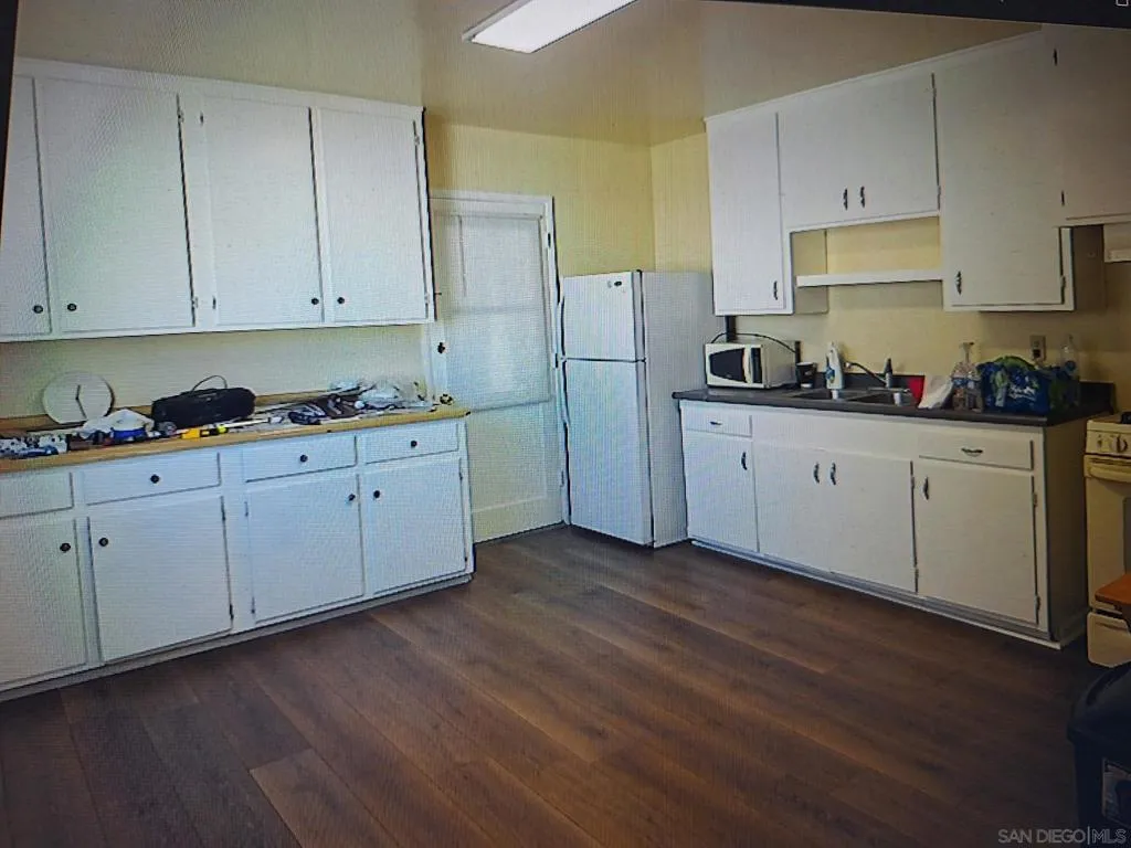 UNIT B KITCHEN