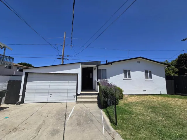 DETACHED HOUSE FACADE