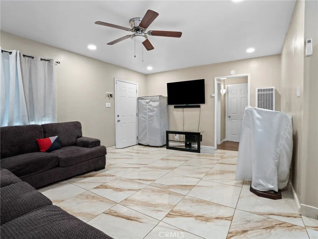 2404 Roxbury Dr, San Bernardino, California 92404 — photo 4
