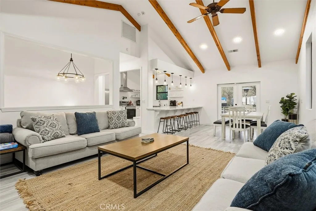 Family Room             (2nd Floor )
