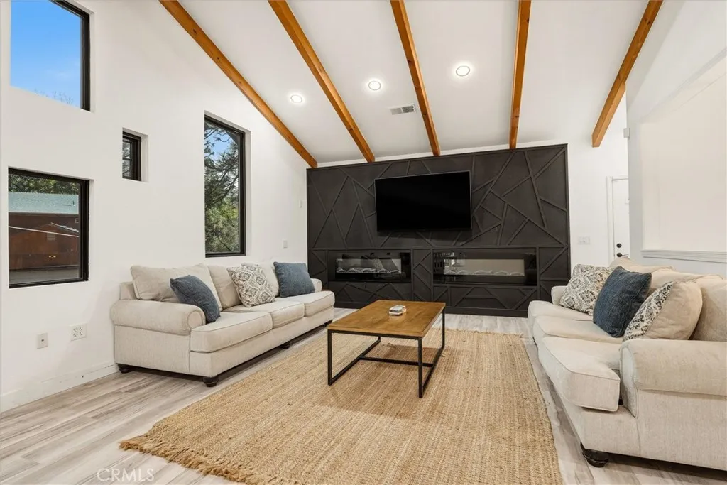 Family Room             (2nd Floor )