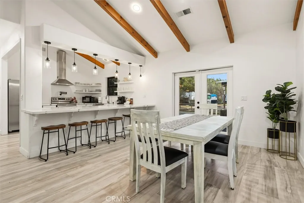 dining area (2nd floor)