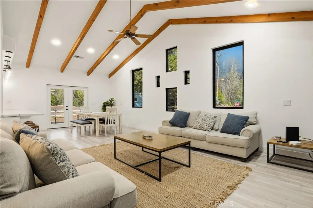 Family Room             (2nd Floor )