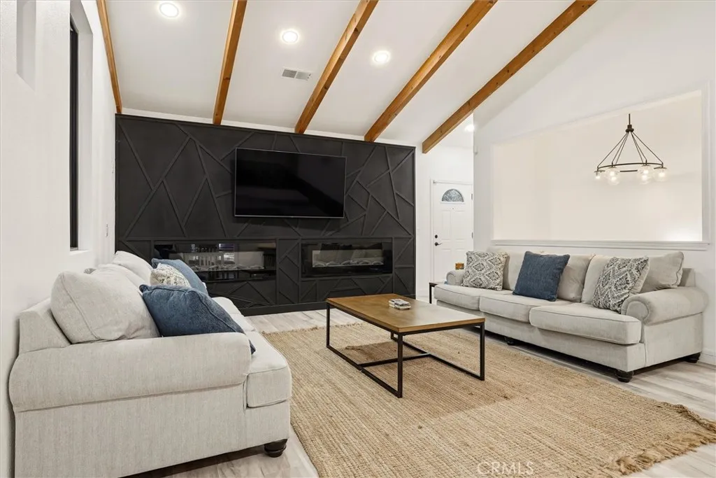 Family Room             (2nd Floor )