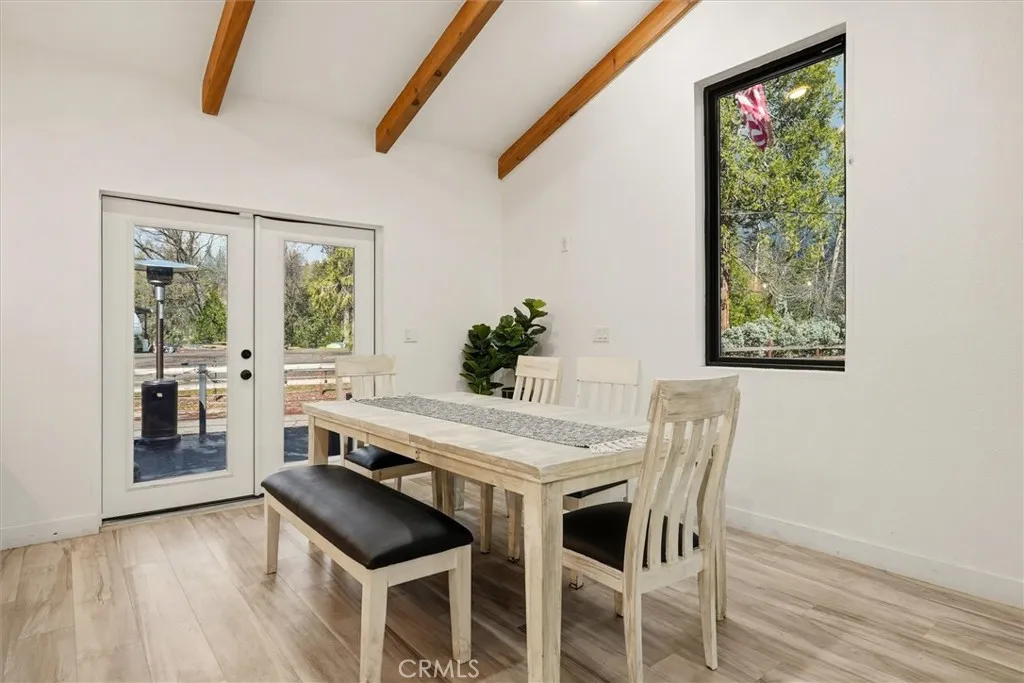 dining area (2nd floor)