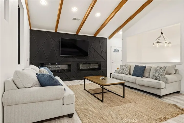 Family Room             (2nd Floor )