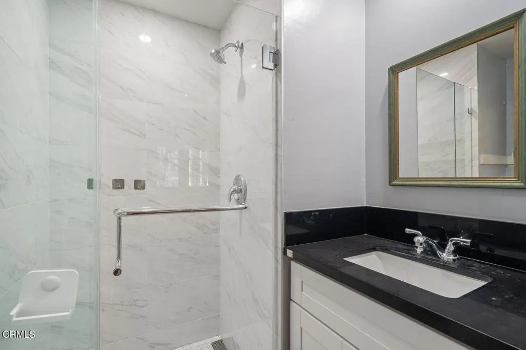 33 S Parkwood Ave - Primary Bath